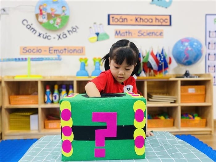 Chiếc hộp giác quan (Sensory bins) là một công cụ giúp trẻ tìm tòi và học hỏi thông qua những trò chơi giác quan. 