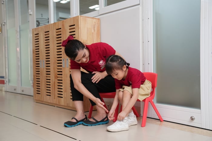 Khi trẻ khoảng 2 tuổi, phụ huynh có thể dạy con tự đi giày dép