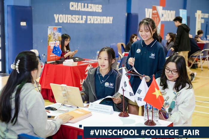 Học sinh Vinschool gặp gỡ đại diện của các Trường Đại học hàng đầu trong Triển lãm các trường Đại học được tổ chức tại Vinschool.