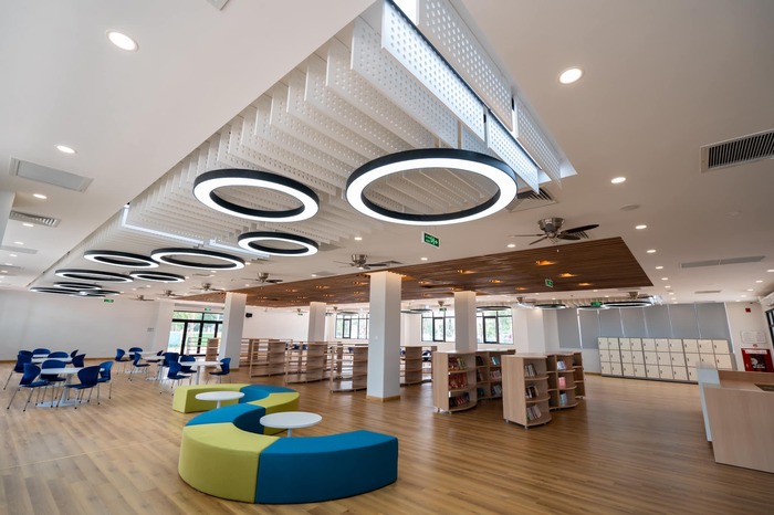 Không gian thư viện được thiết kế tối ưu để khuyến khích học sinh tự học, trao đổi nhóm