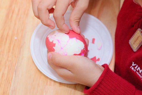 dạy trẻ kĩ năng bóc trứng