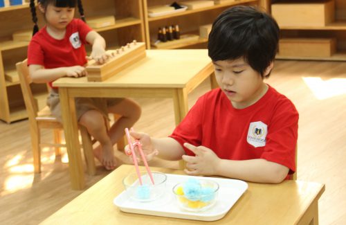 Bật mí cách giúp trẻ có thể ăn bằng đũa