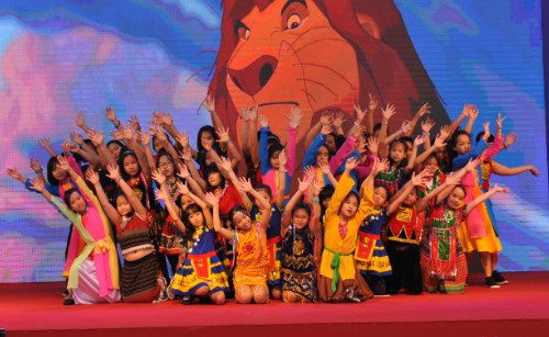 (HCM) Book Fair 2017 – Tiết mục Nhịp điệu của sách: Điệu nhảy 54 dân tộc Việt Nam – Khối 4 – Tiểu học Vinschool Central Park