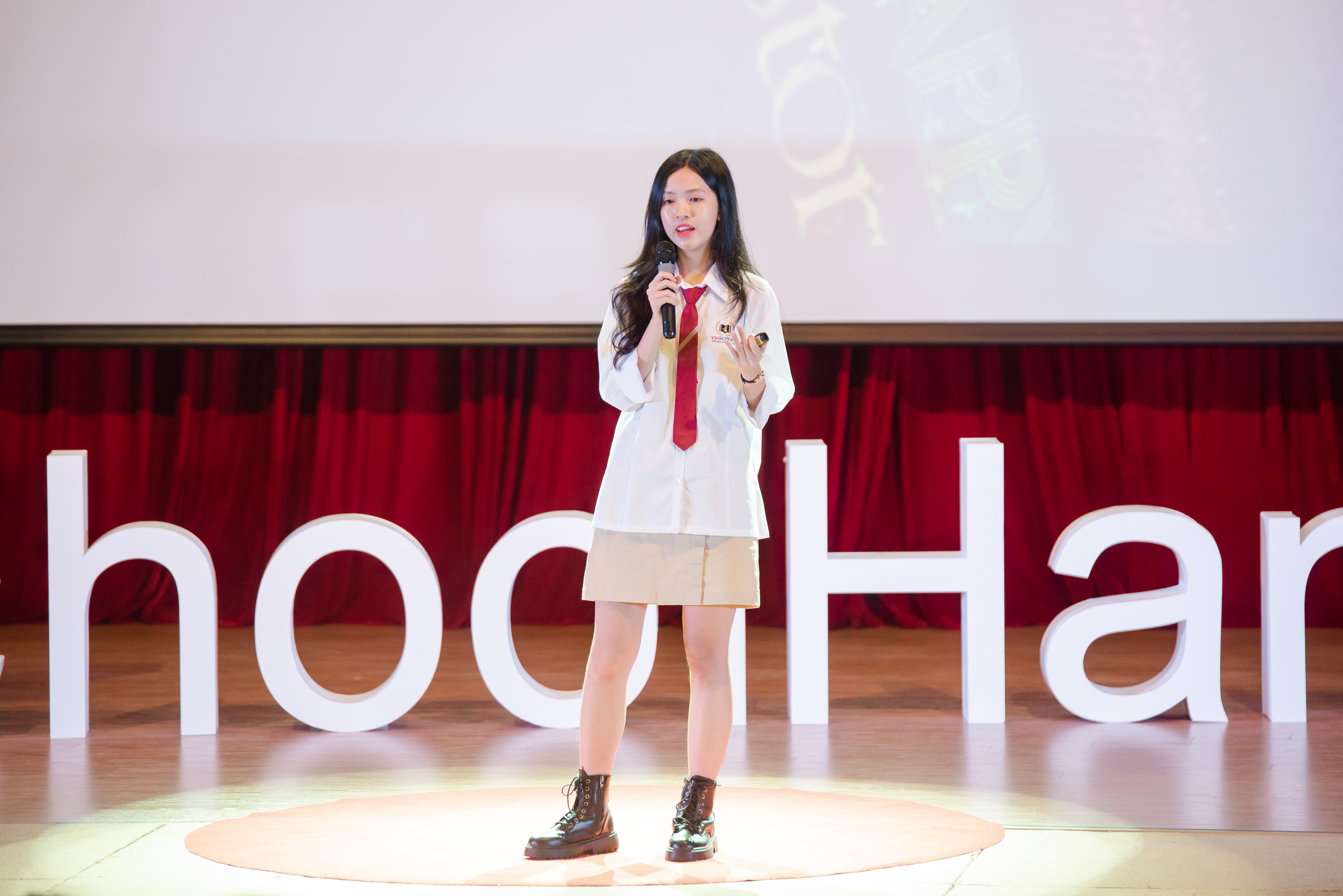 Readers are Leaders | Nguyen Ngoc Phuong Anh | TEDxVinschoolHanoi