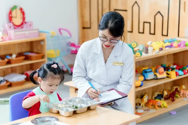Chế độ ăn uống đóng vai trò thiết yếu trong việc hỗ trợ phát triển trí não và cải thiện sự tập trung của trẻ