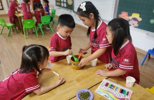 Week “Eco-Kids Planet- Baby Loves The Blue Planet” – Vinschool Golden River Kindergarten