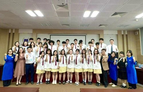 VINSERS STAR CITY KHỐI 11 THỂ HIỆN TÂM THẾ SẴN SÀNG TRƯỚC KHI BƯỚC VÀO TUẦN LỄ KIẾN TẬP NĂM HỌC 2024-2025