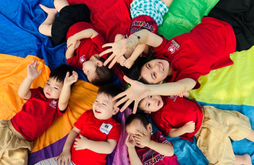 FUN AND PLAY WITH THE COLORFUL PARACHUTE