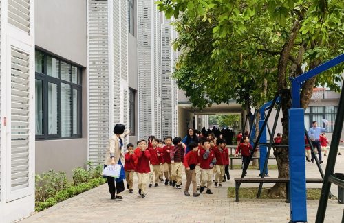 Trường Tiểu học Vinschool The Harmony diễn tập phong tỏa và di tản cháy nổ, rèn kỹ năng an toàn