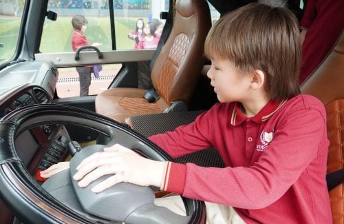 Vinsers Trường Tiểu học Vinschool The Harmony thành thạo kỹ năng thoát hiểm trên xe đưa đón học sinh