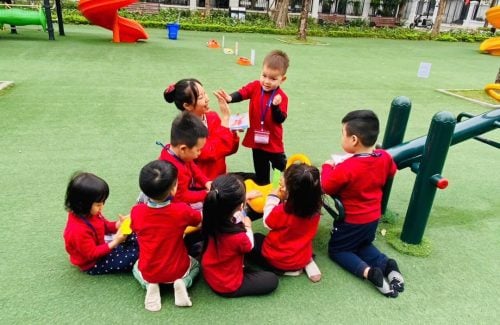 Bambi Vinsers learn and play in the “Playround” topic