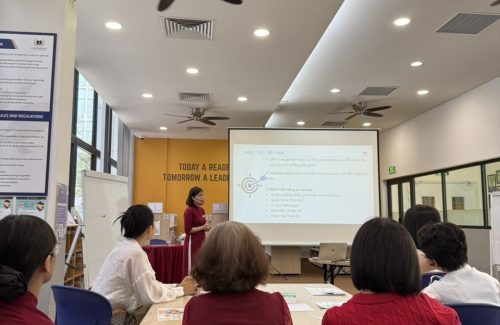 PHỤ HUYNH KHỐI 2 CÙNG CON KHÁM PHÁ “TRỤC ĐỐI XỨNG”