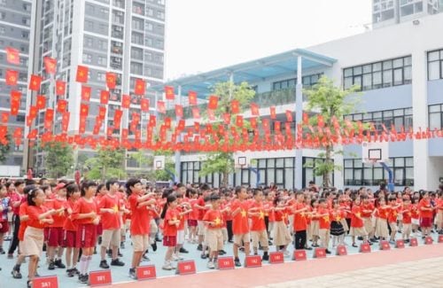 Vinsers Excitedly Join Activities to Celebrate the 50th Anniversary of Southern Vietnam’s Liberation