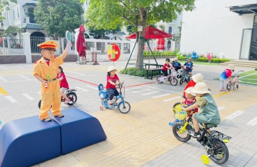 Vinsers from Bambi and Pooh enthusiastically took part in the Traffic Safety event.