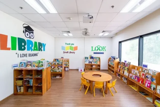 Không gian thư viện của Mầm non Vinschool Times City đầy màu sắc và thân thiện, khơi dậy niềm đam mê khám phá của các bé