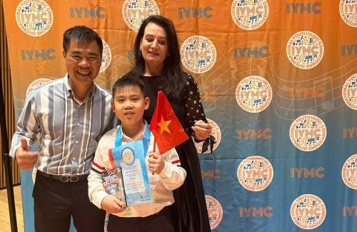 VINSER LÊ VĂN NAM TRÌNH DIỄN PIANO TẠI BUỔI GALA “NGHỆ SĨ CỦA NĂM” ĐƯỢC DIỄN RA Ở NEW YORK, MỸ