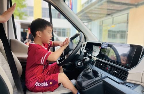 Diễn tập kỹ năng thoát hiểm khẩn cấp khi bị bỏ quên trên xe buýt