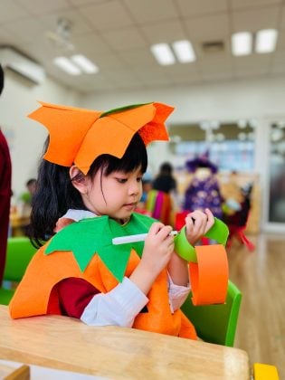 Học sinh tự tay làm đồ trang trí