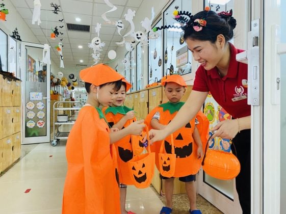 Học sinh tham gia "Trick or Treat"