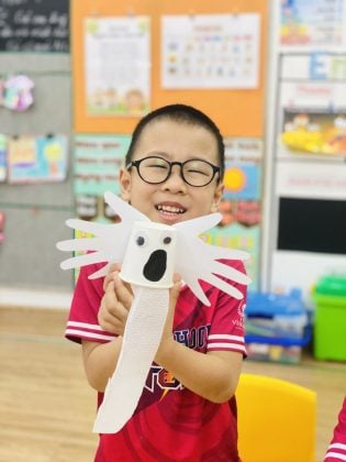 Học sinh làm đồ trang trí