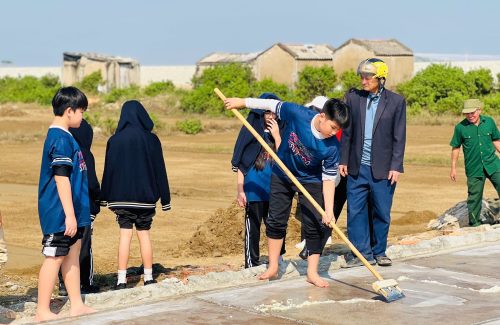 GẶT VÀNG TRẮNG TỪ BIỂN KHƠI – LỚP HỌC TRẢI NGHIỆM CỦA VINSERS KHỐI 6