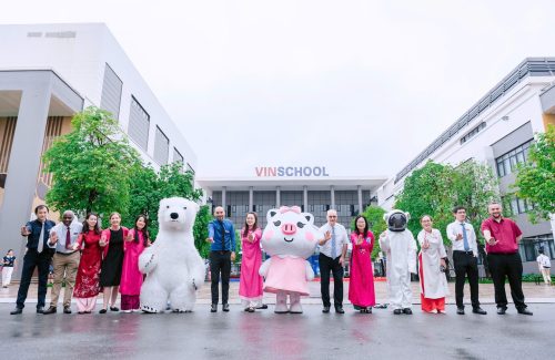 VINSERS TRUNG HỌC VINSCHOOL THE HARMONY CHÀO ĐÓN NĂM HỌC MỚI: THÁCH THỨC GIỚI HẠN – KIẾN TẠO ĐAM MÊ – PHÁT TRIỂN ĐỘT PHÁ!