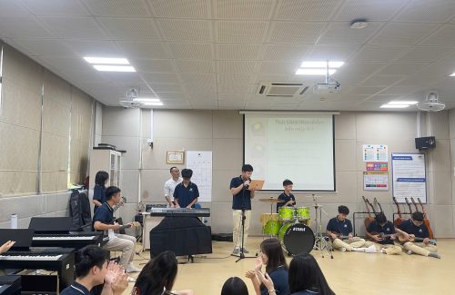 10A1 “CHẤT LỪ” VỚI TIẾT HỌC ÂM NHẠC “THỰC HÀNH 4 HỢP ÂM TRÊN NHẠC CỤ”