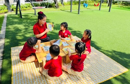 TRAO GỬI YÊU THƯƠNG QUA TẤM THIỆP NHỎ 20/10 CÙNG CÁC VINSER NHÍ