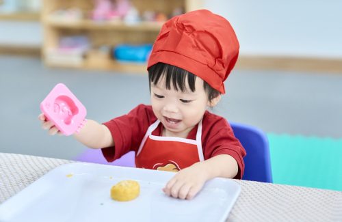 CÁC BÉ LUNA TRẢI NGHIỆM LÀM BÁNH DẺO TRUNG THU
