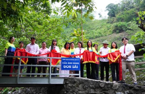 KHÁNH THÀNH “CẦU ÁNH SÁNG” – TIẾP SỨC CHO CÁC EM NHỎ VÀ NGƯỜI DÂN VÙNG CAO